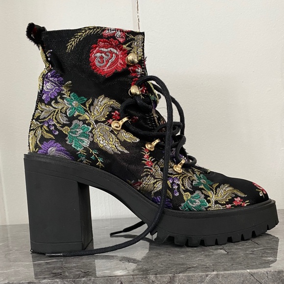 VAGABOND *NIB* tapestry floral chunky rubber tread heeled boots ⇒ Anthropologie - Picture 4 of 12